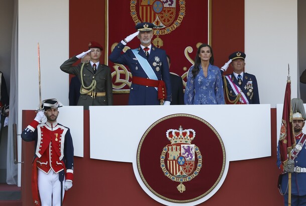 Sus Majestades los Reyes y Su Alteza Real la Princesa de Asturias durante el izado de la Bandera