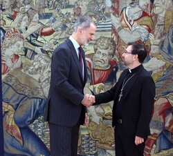Su Majestad el Rey recibe el saludo del cardenal arzobispo de Madrid, Monseñor José Cobo Cano