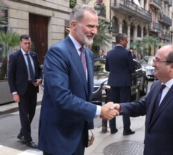 A su llegada, Su Majestad el Rey recibe el saludo del ministro de Cultura y Deporte en funciones, Miquel Iceta