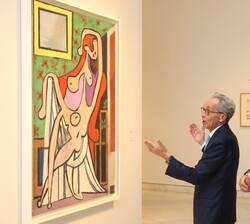 Su Majestad el Rey recibe una explicación durante el recorrido por las obras expuestas en la exposición “Miró-Picasso”