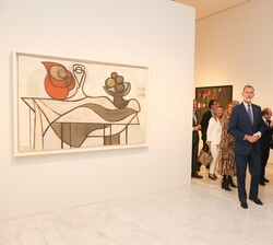 Don Felipe durante su recorrido por la exposición "Miró-Picasso"