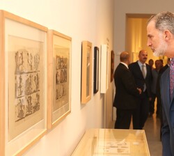 Su Majestad el Rey contempla una de las obras durante su visita a la exposición “Miró-Picasso”