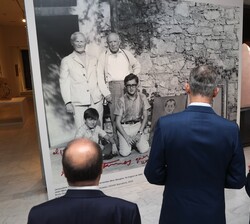 Su Majestad el Rey ante una fotografía de Pablo Picasso durante el recorrido por la exposición