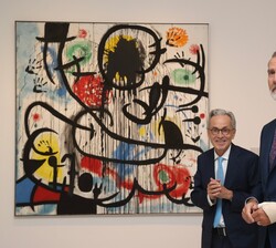 Su Majestad el Rey durante su recorrido junto a uno de los cuadros de Joan Miró