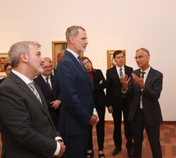 Su Majestad el Rey recibe una explicación durante el recorrido por la exposición en el Museo de la Fundación Joan Miró