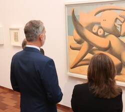 Don Felipe contempla la obra Figuras a la orilla del mar de Pablo Picasso