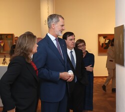 Su Majestad el Rey ante las fotografías expuestas durante su visita al Museo