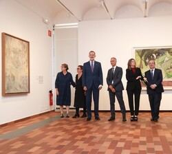Don Felipe junto a las autoridades durante el recorrido por el Museo de la Fundación Joan Miró