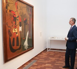 Su Majestad el Rey durante su recorrido por el Museo de la Fundación Joan Miró