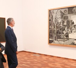Don Felipe ante el cuadro de "Las Meninas" de Pablo Picasso