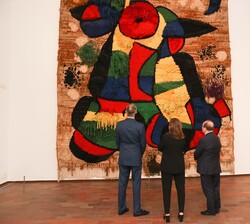 Su Majestad el Rey ante un tapiz de Joan Miró en la exposición