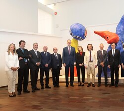 Su Majestad el Rey junto a las autoridades y personal que han participado durante la visita al Museo de la Fundación Joan Miró