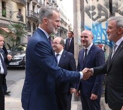 A su llegada, Su Majestad el Rey recibe el saludo del alcalde ce Barcelona, Jaume Collboni
