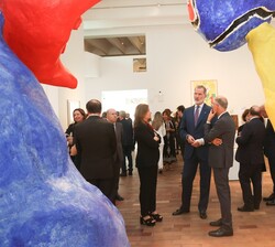 Su Majestad el Rey conversa con el personal asistente a la finalización de su visita al Museo de la Fundación Joan Miró