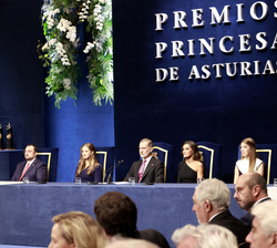 La Familia Real durante la entrada de los galardonados con los Premios Princesa de Asturias 2023