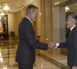 Su Majestad el Rey recibe el saludo del ministro del Interior, Fernando Grande-Marlaska