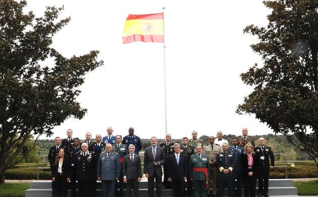 Fotografía de grupo de Su Majestad el Rey con los comandantes y directores generales de la Asociación Internacional de Gendarmerías y Cuerpos Policial