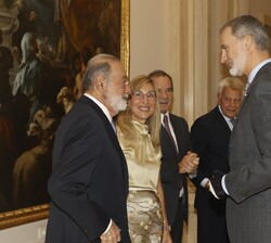 Su Majestad el Rey conversa con el galardonado Carlos Slim Helú antes del inicio del acto de entrega del "IX Premio Enrique V. Iglesias al desarr