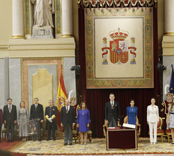 Los Reyes; la Princesa de Asturias y la Infanta Sofía durante la interpretación del Himno Nacional