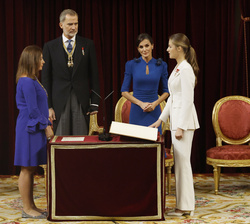 Su Alteza Real la Princesa de Asturias jura la Constitución Española ante las Cortes Generales, en presencia de Sus Majestades los Reyes, la Infanta D
