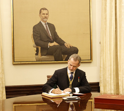 Su Majestad el Rey firma en el Libro de Honor del Congreso de los Diputados