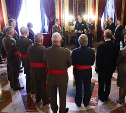 Su Majestad el Rey durante la audiencia militar a una comitiva de la Academia de las Ciencias y las Artes Militares