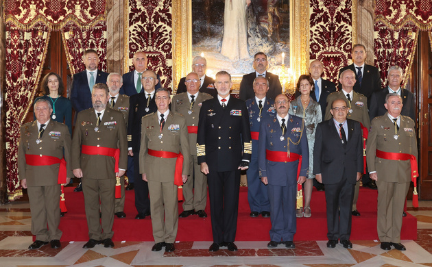 Fotografía de grupo de Su Majestad el Rey con una comitiva de la Academia de las Ciencias y las Artes Militares