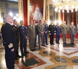 Su Majestad el Rey recibe en audiencia militar a un grupo de coroneles y capitanes de navío
