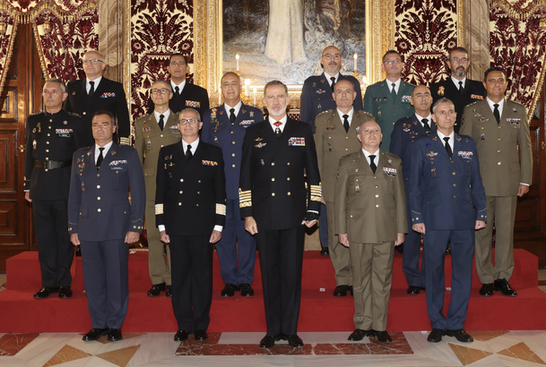 Fotografía de grupo de Su Majestad el Rey con un grupo de coroneles y capitanes de navío
