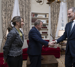 Su Majestad el Rey recibe el saludo del ministro de Exteriores danes a su llegada al almuerzo con empresarios españoles