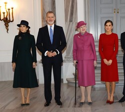 Sus Majestades los Reyes junto a Su Majestad la Reina Margarita y los Príncipes Herederos