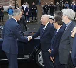 Su Majestad el Rey es recibido por el presidente del Parlamento de Dinamarca, Søren Gade