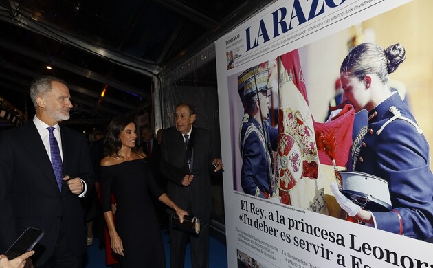 Sus Majestades los Reyes durante su acceso a la sede del diario “La Razón”