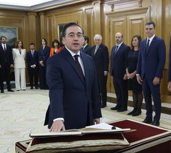 Su Majestad el Rey durante la promesa del ministro de Asuntos Exteriores, Unión Europea y Cooperación, José Manuel Albares Bueno