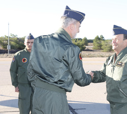 Su Majestad el Rey es recibido por el jefe de Estado Mayor del Ejército del Aire y del Espacio, Javier Salto, a su llegada a la Base Aérea de Albacete