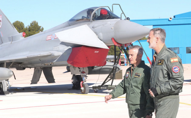 Su Majestad el Rey acompañado por el coronel jefe de la Base Aérea de Albacete y coronel jefe del Ala, recorre la línea de vuelo