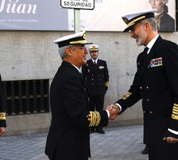 A su llegada, Su Majestad el Rey recibe el saludo del Almirante Jefe de Estado Mayor de la Armada (AJEMA), Antonio Piñeiro Sánchez