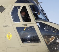 Don Felipe antes de realizar el vuelo en helicóptero