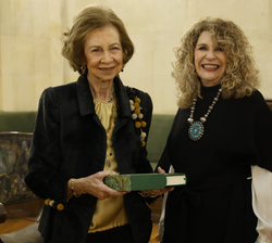 Su Majestad la Reina Doña Sofía junto a la premiada Gioconda Belli
