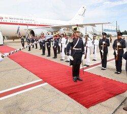 Novedades a Su Majestad el Rey por parte del oficial al Mando del Cordón que le rindió honores a su llegada al Aeropuerto Internacional de Ezeiza