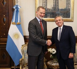 Su Majestad el Rey saluda a Su Excelencia Alberto Fernández, Presidente de la Nación Argentina, en la Casa de Gobierno (Casa Rosada)
