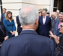 Su Majestad el Rey durante el encuentro que mantuvo con una representación de la colectividad española en la Embajada de España en Buenos Aires