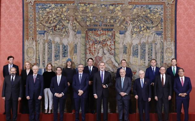 Fotografía de grupo de Su Majestad el Rey con los miembros del Patronato de la Fundación Pro Real Academia Española