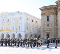 Su Majestad el Rey durante el desfile con motivo de su visita a la Escuela de Suboficiales de la Armada