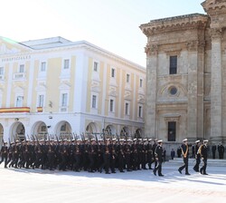 Su Majestad el Rey preside el desfile de los alumnos de la Escuela de Suboficiales de la Armada