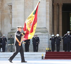 Su Majestad el Rey saluda al paso de la Bandera durante el desfile