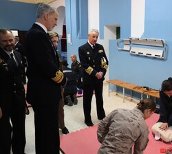 Su Majestad el Rey en un momento de su visita a la Escuela de Suboficiales de la Armada