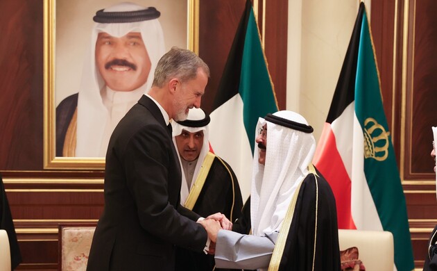 Don Felipe se despide del Jeque Mishal Al Ahmad Al Jaber Al Sabah, Emir de Kuwait, tras trasladarle sus condolencias por el fallecimiento del Jeque Na