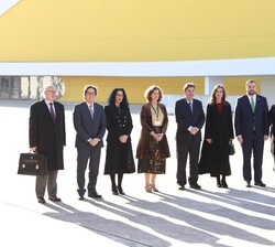 Doña Letizia en el Centro Cultural Internacional Oscar Niemeyer de Avilés junto a las autoridades
