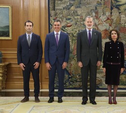 Su Majestad el Rey junto al presidente del Gobierno y los nuevos ministros tras la promesa de su cargo